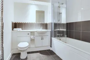 BookedUK - Penthouse 3 Bedroom Apartment - Image 2