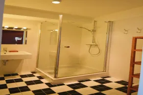 Elegant lägenhet med balkong och havsutsikt - Image 3