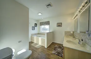 Stunning Lakefront, 1 King, 3 Queens, 3 Double Beds - Image 2