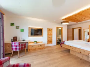 Stone pine suite, shower and bath, toilet, half board, short - Hotel Lindenhof - Image 3