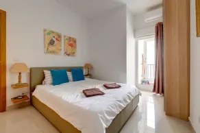 Prime Location Apartment with Side Seaviews - Image 5