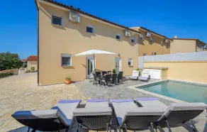 Four-Bedroom Holiday Home In Vodnjan - Image 3