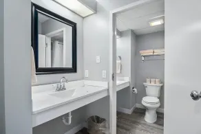 First Floor Standard Suite Bay View - Image 4