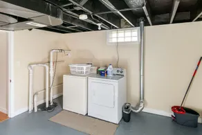 Spacious 5-bedroom 2 bath house - Image 3