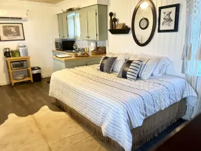 Bunkhouse on working cattle ranch minutes from town - Image 4