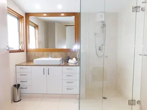Clovelly Beach House With Pool. 4 bedrooms, parking, ocean views! - Image 5