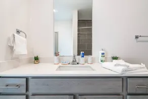 Luxurious One Bedroom Whitestown - Image 4
