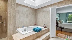 Gorgeous East Hampton Hideaway with Privacy and Full Amenity Suite - Image 4