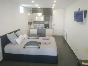 Charming 30m2 loft studio with new terrace and swimming pool - Image 4
