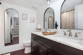 Mary-Etta2 · Elegant Ground Floor King Bed Condo · Half Mile from Beach - Image 3