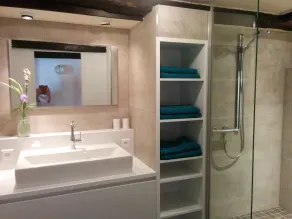 Smukt beliggende autentisk sommerhus i natursten med lille pool - Image 4