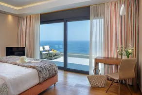 Sparkling ocean views with heated pool - Image 4