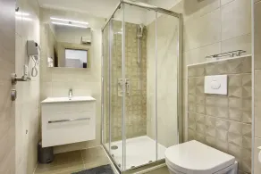 D&A Central Luxury Apartments with FREE Parking - Image 2