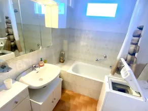 Cozy F2 Apartment with Parking, 1km to Baths, Pet-Friendly, Sleeps 3 - Image 3