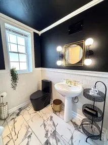 Sunny Evanston Studio: Stylish Decor, Hardwood Floors, Fenced Yard & Parking - Image 4