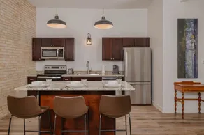 Luxury Downtown 2 Bedroom Flat - Image 4