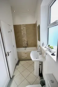 Holiday Home Hot Tub & Sauna - Image 3
