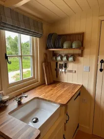 ShepherdsHut-HotTub-Cotswolds-PetFriendly - Image 3