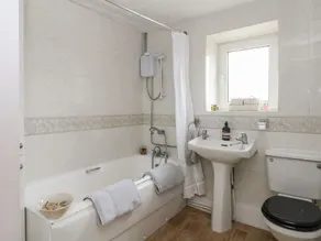 MOODY HOUSE FARM, pet friendly, character holiday cottage in Chorley - Image 5