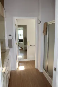 Maison de campagne avec porche pour se détendre sous la brise.  Activités familiales à proximité. - Image 3