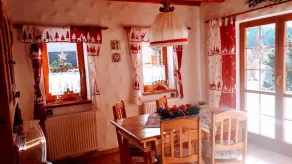 Casa vacacional con chimenea y sauna cerca del bosque - Image 4
