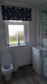 Charmig renoverad stuga med havsutsikt och vacker trädgård - Image 3
