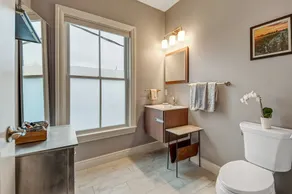 Luxe Penthouse Loft on Main St- Steam Shower, Elevator, Parking, Views, Kitchen - Image 3