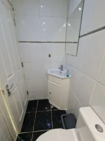 Urban Hideaway 2beds apartment - Image 5