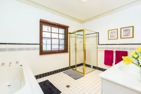Wahroonga - A beautiful country escape on 10 acres, views, pool, pet friendly. - Image 3
