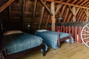 Fully renovated barn on a relaxing pastoral lakeview property - Image 4