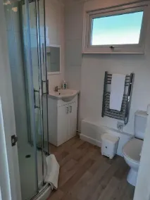 Outstanding 3 Bedroom Chalet, walk to beach, nr Gt Yarmouth & Norfolk Broads - Image 2