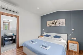 Holiday House Brig - Image 2