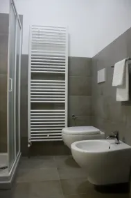Appartamento in casa bifamiliare con parco e piscina esclusivi a 10' dal mare - Image 3