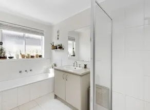 Idyllic 3 bedroom holiday accommodation, short walk to beach. - Image 2