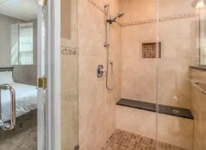 Hidden Emerald open floor plan/ Remodeled Apartment - Image 3