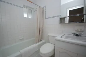 Maison avec terrasse, piscine privée et jardin - Image 2