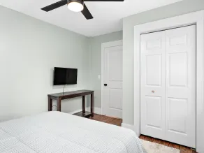 Spacious 1 Bedroom Apt! Pet friendly with Private fenced in back yard and deck! - Image 5