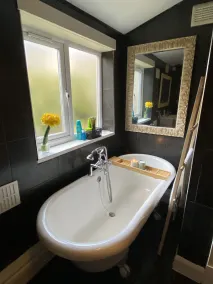 Medway Getaway - 3 Bed Home with Luxury Bathroom - Image 3