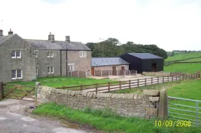 2 soveværelser, 4-stjernet, rustikt sommerhus med fuldt møblerede moderne funktioner - Image 4