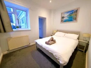 Spacious 2 bed apartment opposite main beach! - Image 4