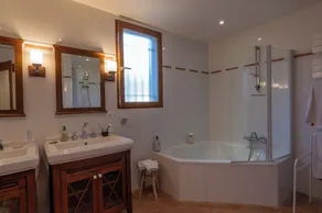 HOUSE 260 m2, 5***** CLIMATIZED, 5 BEDROOMS, 6 BATHROOMS, HEATED SWIMMING POOL, - Image 3