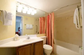 Suite élégante et lumineuse en bord de mer | Balcon privé avec vue! - Image 2