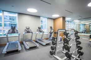 Dreamy Fairfax 1BR w/ Gym, Pool & W/D, nr Theater, by Blueground - Image 5