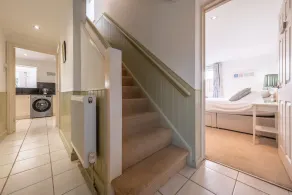 Et vidunderligt rummeligt, fire-værelses hus, der tilbyder moderne, veludstyret indkvartering kun få minutters kørsel fra Brancaster-stranden. Huset har en lukket have på bagsiden, og et haverum med døre til dækket område, som giver - Image 2