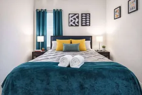 Historic Hideaway*King Bed*Remodeled* fast Wi-Fi - Image 3