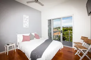 Modern One Bedroom on Top Floor, Parking and Wifi-Walk to Ferry, Shops and Cafes - Image 3
