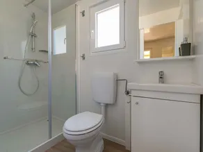 Maison mobile avec terrasse au bord de la piscine - Image 3