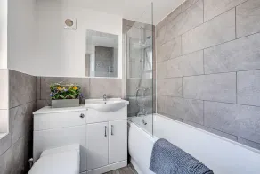 Spacious 5 bed house next to Kirkdale Station - Image 5