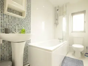 Fantastic 2-Bed House in Hull. Garden, Sky tv. - Image 2