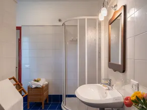 Smuk lejlighed i villa for 20 personer med WIFI, privat pool, TV, terrasse og kæledyr tilladt - Image 2